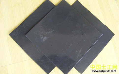 复合土工膜价格和使用年限那个重要