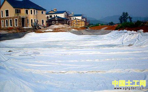 人工湖工程中防渗土工膜与土工布分开铺设防渗效果好