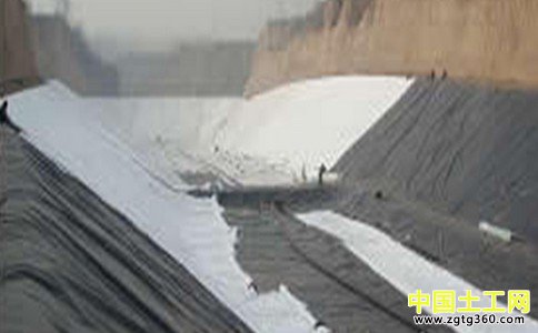 复合土工膜在不同地形下的铺设